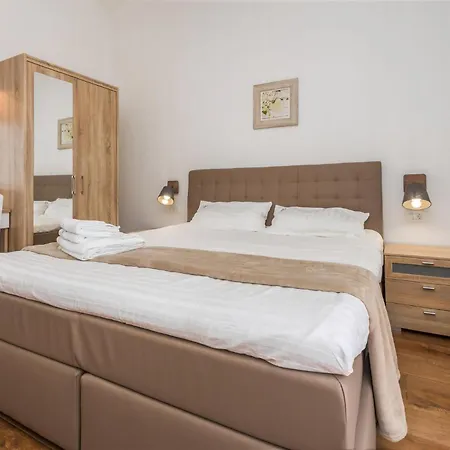 Tolles In Deklici Mit Privatem Pool Holiday home Kastelir