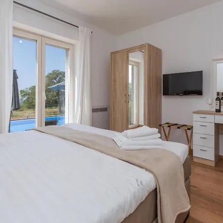 Holiday home Tolles In Deklici Mit Privatem Pool