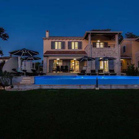 Tolles In Deklici Mit Privatem Pool