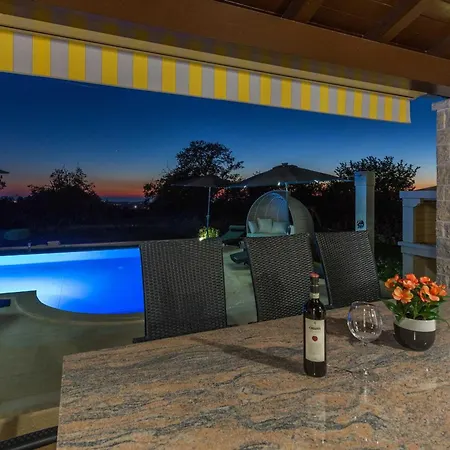 Tolles In Deklici Mit Privatem Pool