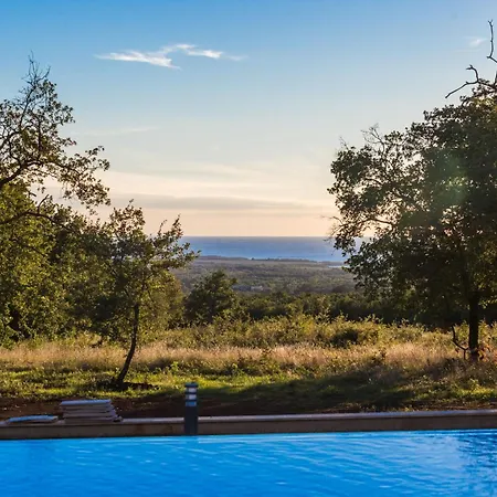 Holiday home Tolles In Deklici Mit Privatem Pool Kastelir