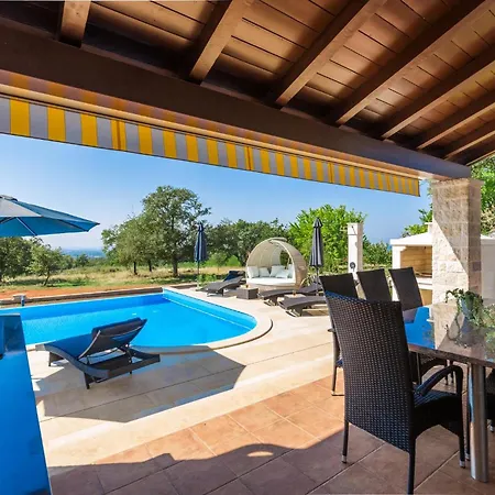 Tolles In Deklici Mit Privatem Pool