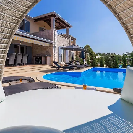 Holiday home Tolles In Deklici Mit Privatem Pool