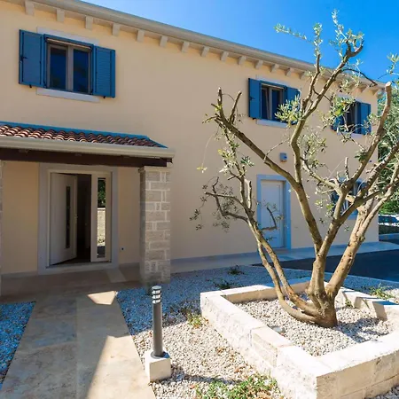 Holiday home Tolles In Deklici Mit Privatem Pool Kastelir